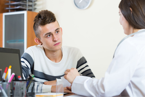 Врач беседует с пациентом